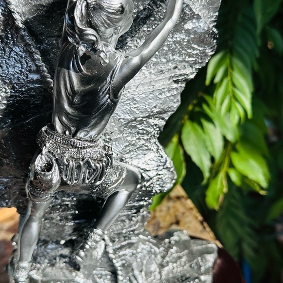 The Female Rock Climber - Picture 8 of 8